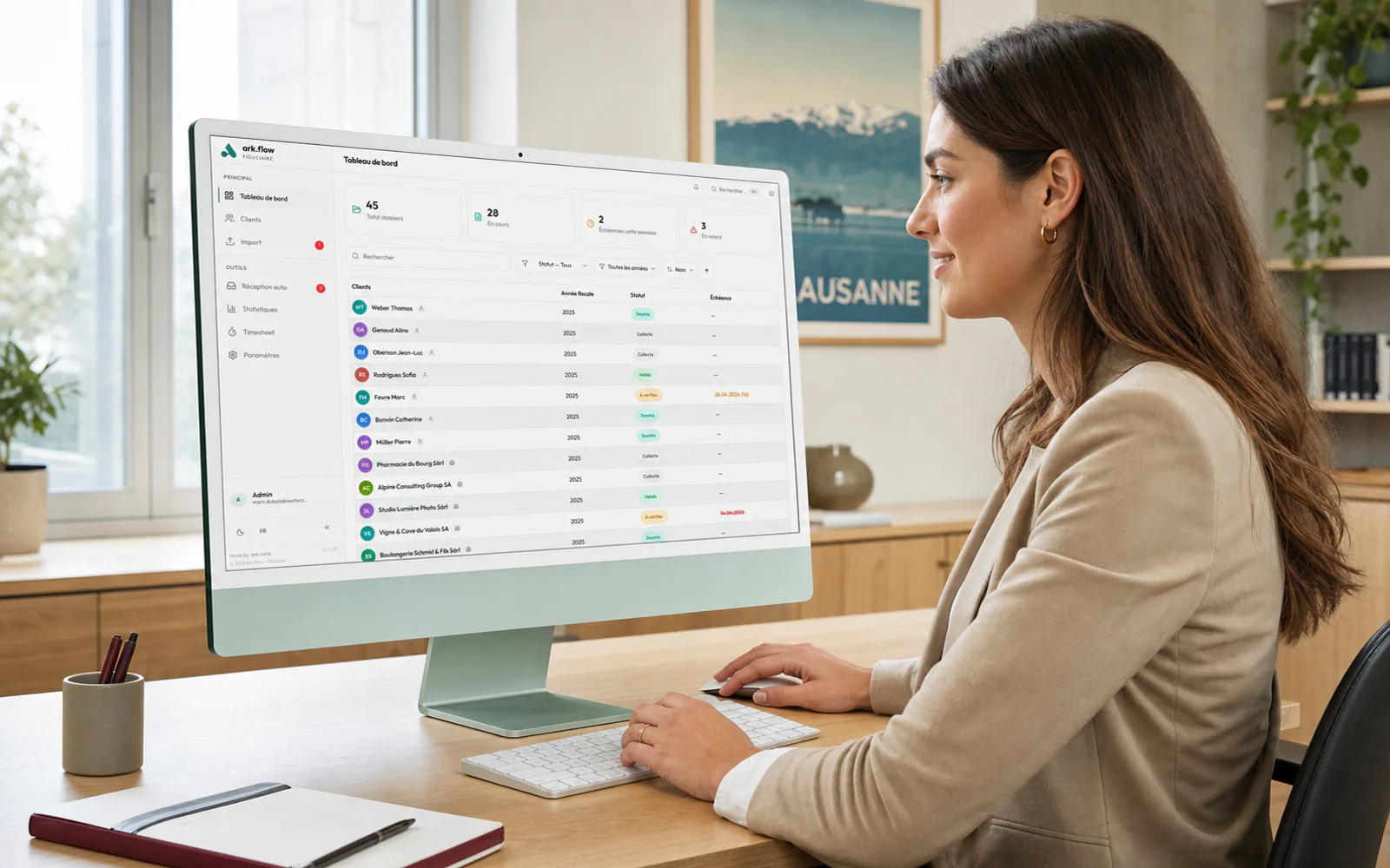 Une collaboratrice fiduciaire utilise ark.flow Fiduciaire sur un grand iMac dans un cabinet lausannois.